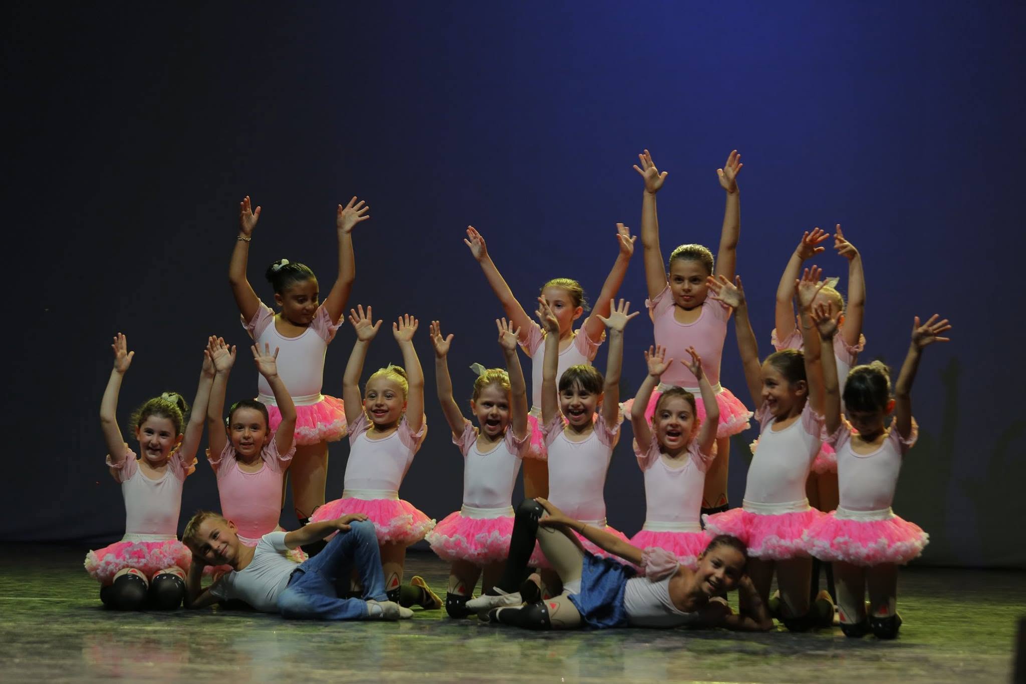 Allieve dello Studio 3 Ballet durante una lezione di danza moderna