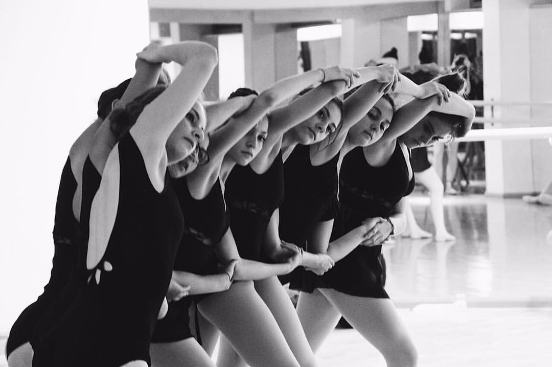 Ballerine dello Studio 3 Ballet durante una lezione di danza contemporanea